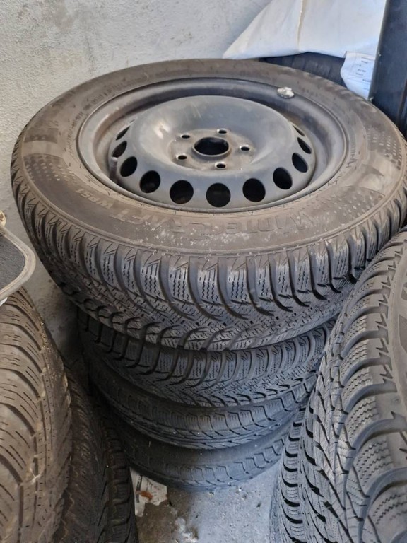 Predám zimné pneumatiky na plechoch pre škoda,VW